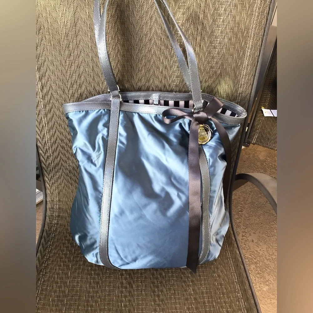 ❌SOLD❌ Henri Bendel Blue Nylon/Leather Tote Bag - Picture 3 of 11